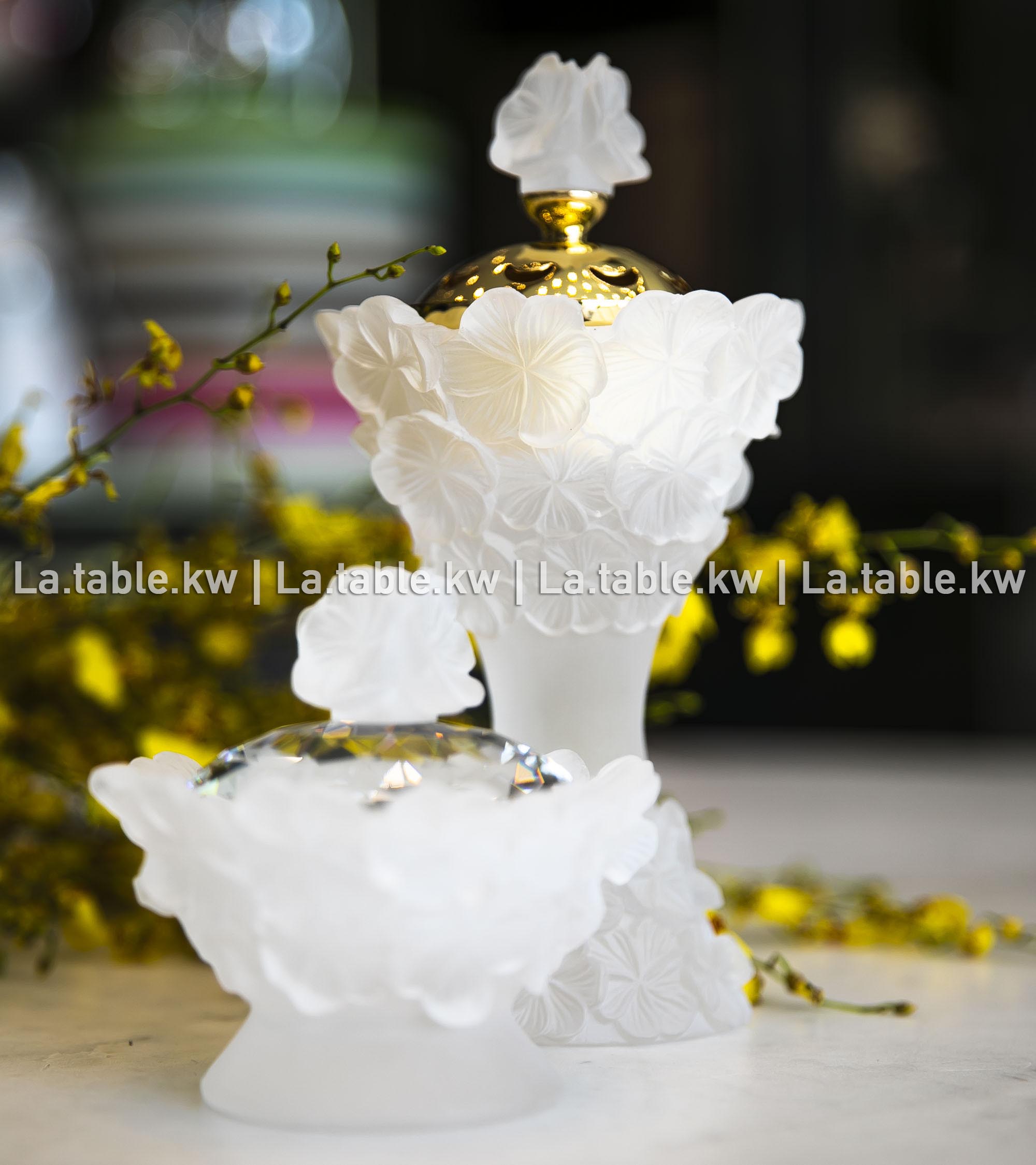 White Crystal Petals Mubkhar Set with Silver Lid / بتالس كريستال طقم مبخر مع غطاء فضي- أبيض