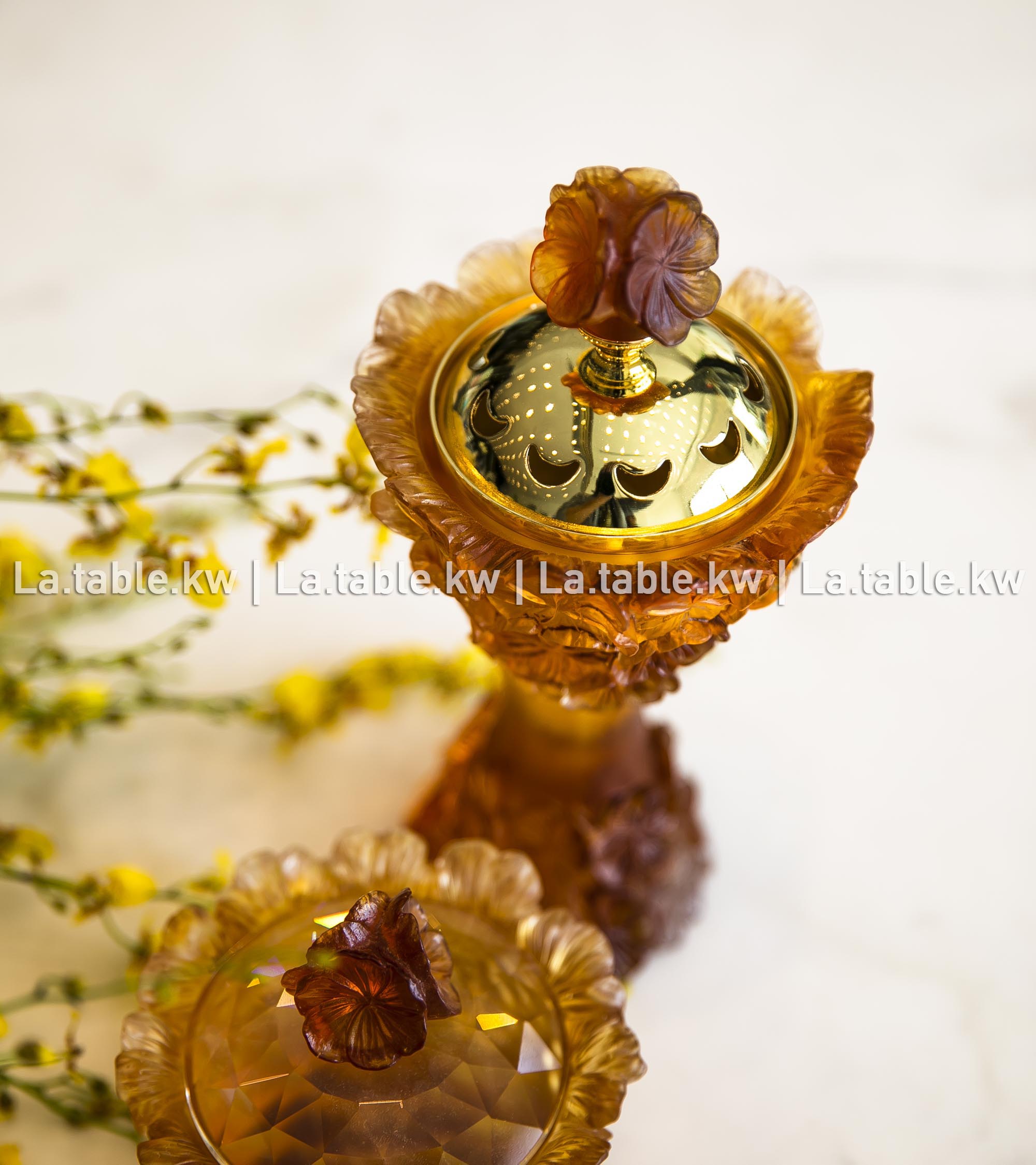 Amber Crystal Petals Mubkhar Set with Silver Lid / بتالس كريستال طقم مبخر مع غطاء فضي - عمبر