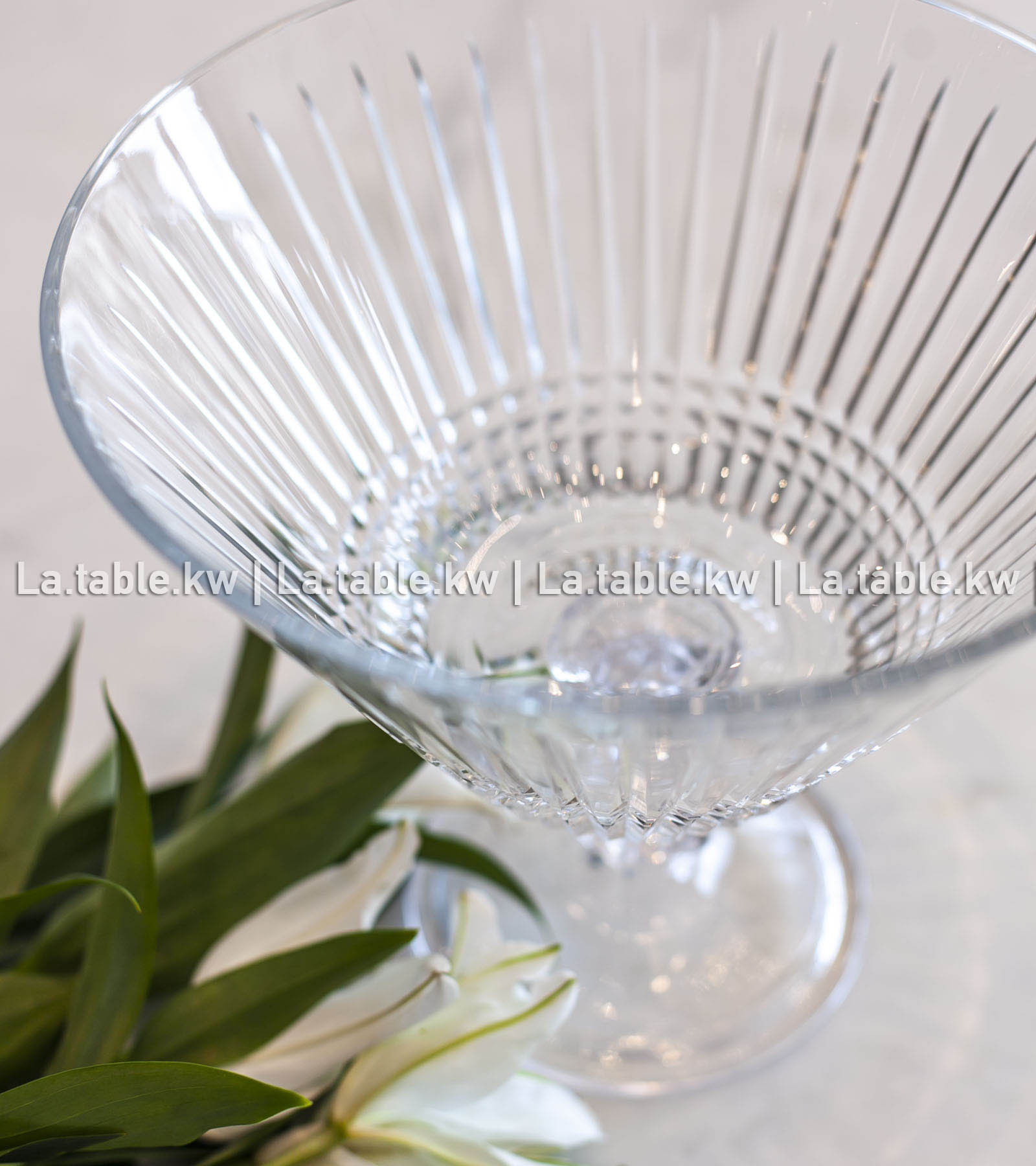 Transparent Allure V bowl / آلور وعاء على شكل٧ - شفاف